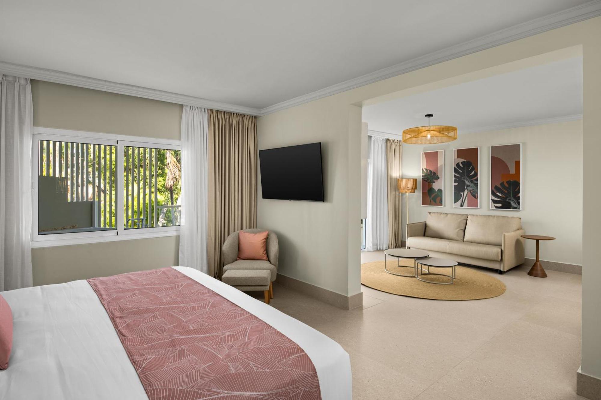 Suíte VIP júnior com cama king-size e vista tropical