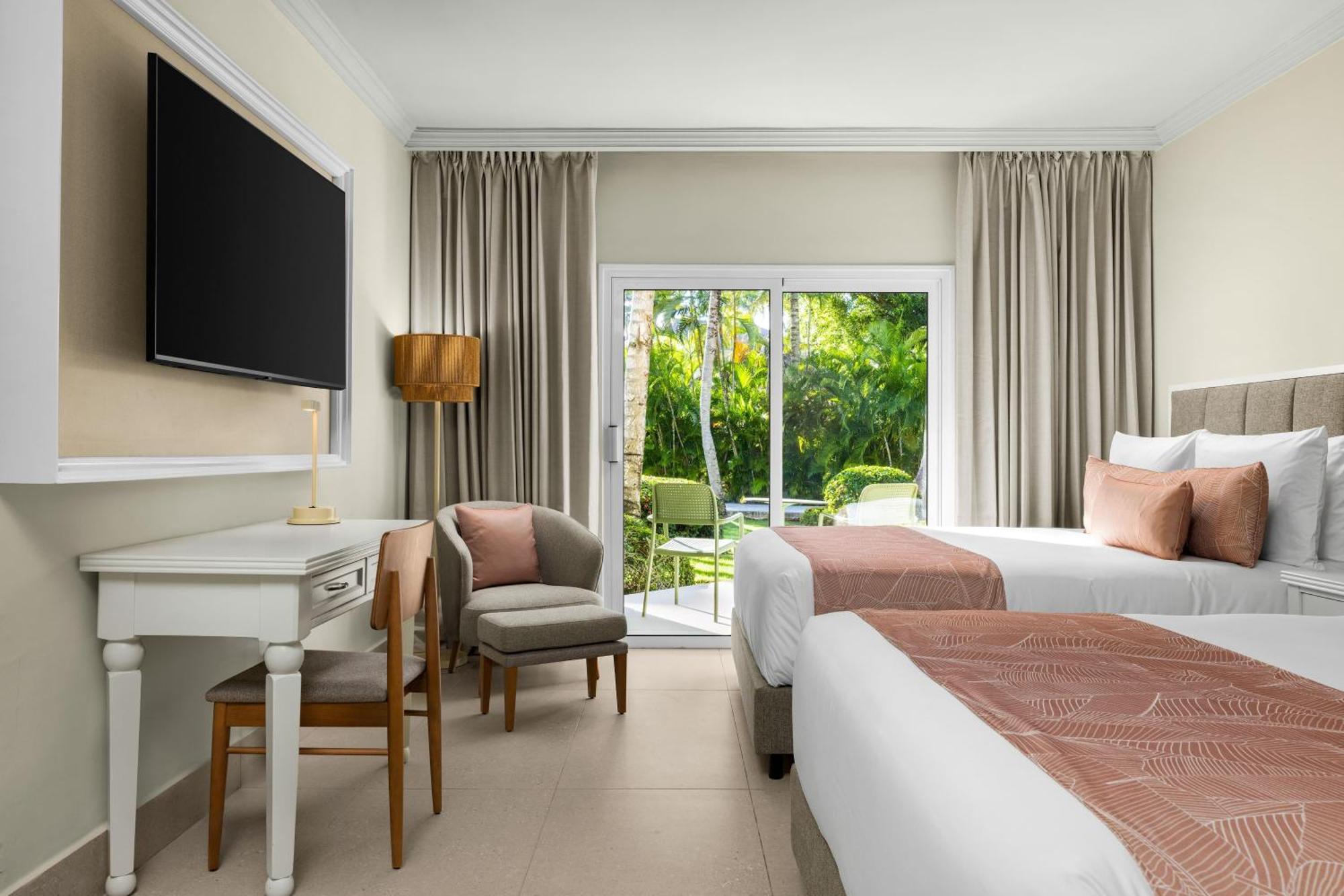 Family Junior Suite with One King Bed, Two Queen Beds and Tropical View